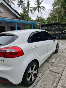 Kia rio matic 2013 warna putih