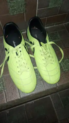 sepatu ful bola merk ortuseight