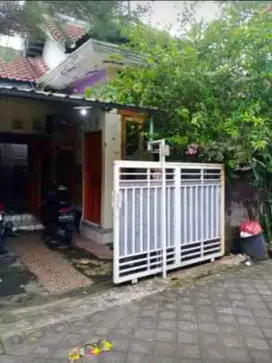 Rumah ada mini bar sdh didak atas dekat raya padonan dkt canggu jl6mtr
