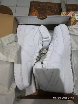 Sepatu Air Force 1 Mid 07