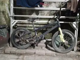 Di jual sepeda BMX  bekas