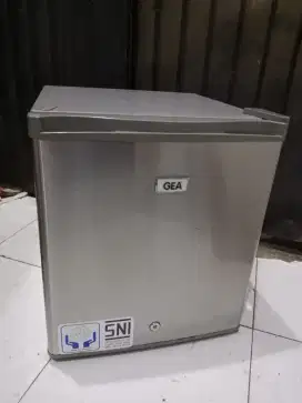 Dijual kulkas mini merk Gea
