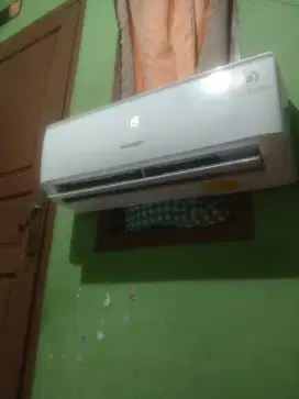 AC Sharp 1/2pk r32 dingin. Mulus