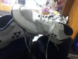 Sepatu Badminton merk yonex size 41