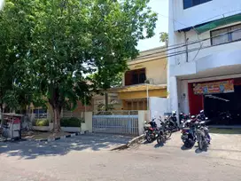 DISEWAKAN RUMAH DI MANYAR KERTOARJO BELAKANG HONDA PERSIS MURAH