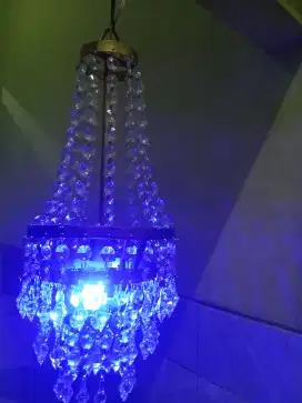 Lampu gantung kristal dekorasi ruangan tamu