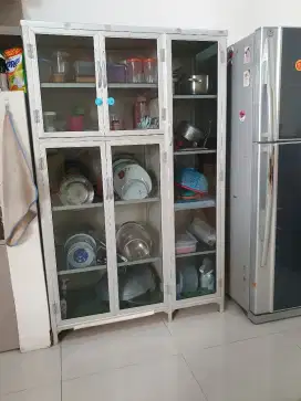 Lemari piring kaca list aluminium