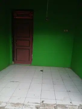 Di kontrakan/disebabkan rumah tempat tinggal, lokasi deket lapangan