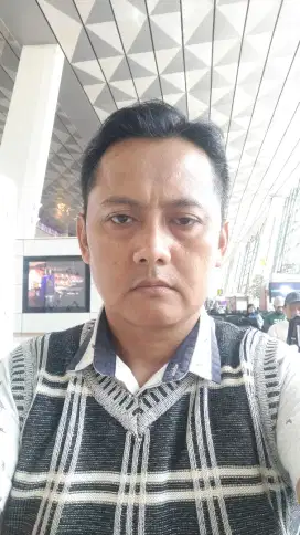 Mencari kerja apa saja dan jualan keliling juga boleh