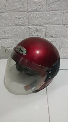 Helm merah bekas
