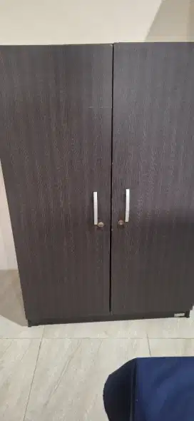 Lemari pakaian bekas