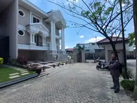 Rumah di komplek Mewah, 200 meter dari Mal Living World/ SKA