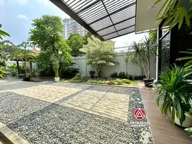 RUMAH DENGAN BANGUNAN BARU 2 LANTAI DI KEBAYORAN BARU JAKSEL