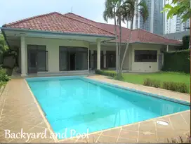 Rumah ada Kolam Renang 916m² Jl Damai Baru Cipete hadap Jalan Raya