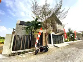 Rumah etnis nuansa tropis kontemporer solo baru