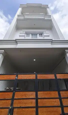 Rumah baru mewah 3 lamtai di kebon jeruk