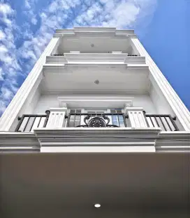 Rumah baru mewah 3 lamtai di kebon jeruk