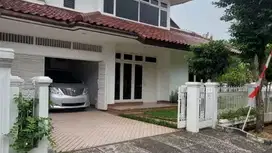 Rumah Asri di Area Premium Tebet, Lokasi depan Taman, Furnished, Bangu