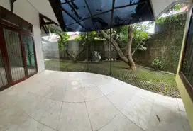 rumah dengan taman luas di lebak bulus