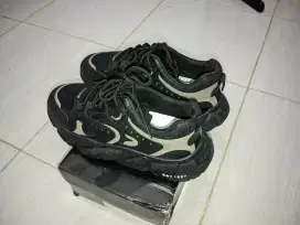 Sepatu sneaker pria