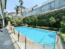 Kertajaya indah jual rumah strategis di row boulevard ada kolam renang