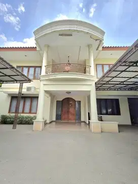 Rumah Mewah di  Pondok Indah LT 804m²,Parkir 14 Mobil,  Strategis!