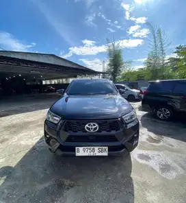 HILUX V 4X4 2024 AUTOMATIC FACELIF Km 3 Ribu Unit Seken Rasa baru