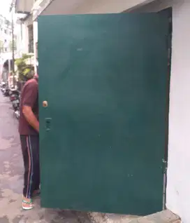 Pintu Besi Tebal