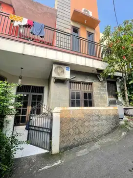 Dijual cepat rumah murah 2 lantai dibawah pasaran dan lokasi strategis