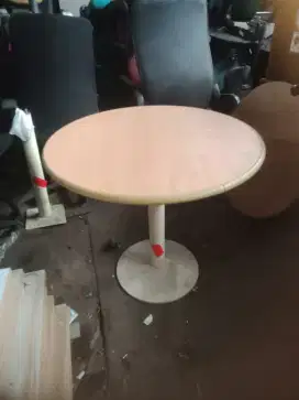 Meja bundar kaki besi