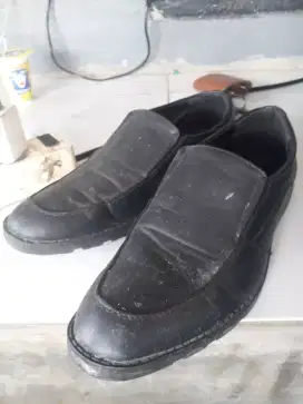 Sepatu kulit yongki komaladi