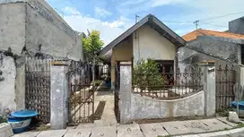 Rumah Surabaya Petemon tanah luas, halaman depan lebar