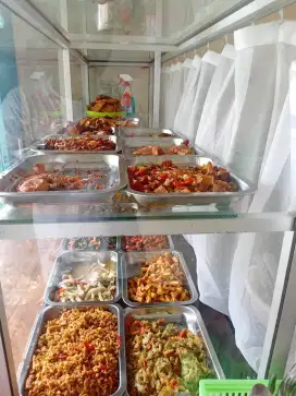 Menyediakan makanan dan lauk ,,ada ayam ada ikan dan minuman es dll