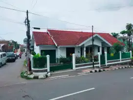 Rumah Hook Strategis Di Pusat Kota - Luas, Cocok Untuk Kost & Usaha!