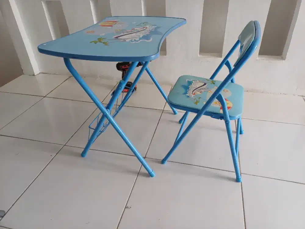 Meja dan kursi anak lipat