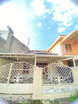 Rumah 2 lantai, desain kekinian, lokasinya strategissssss murah