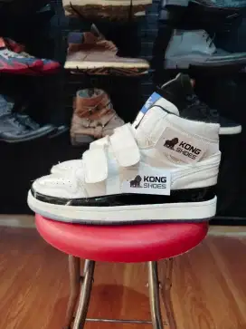 SEPATU AJE 1 RETRO HI DOUBLE STRAP CONCORD