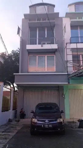 Disewakan Ruko 3 lantai,di Bulevard hijau,kota harapan indah bekasi