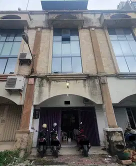 Ruko Grand Sungkono Bangunan 3 Setengah Lantai Terawat