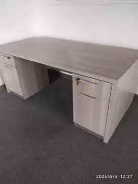 Meja kantor ( meja derektur)