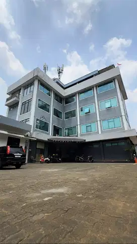 Gedung mewah 4 lantai lokasi strategis dekat stasiun & fasilitas umum