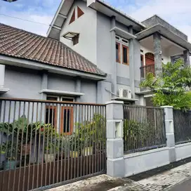 Rumah second bagus 2 lantai di kartasura