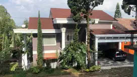 Dijual Vila 2 lantai Full Furnish di Villa Istana Bunga, Lembang