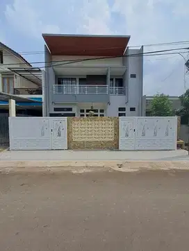 Rumah Baru, Minimalis Modern, Swimming Pool, di Perum Griya Loka BSD