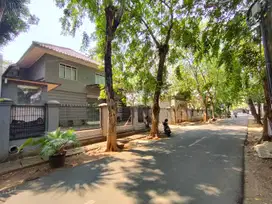 Jalan Lebar, Tanah Luas. Ex Kantor. Rumah Dijual Pesanggrahan. NEGO