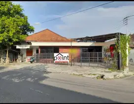 Rumah usaha strategis pinggir jl besar tengah kota