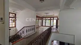 Rumah Besar 2 Lantai Dan Luas,Pinggir Jalan Di Rawamangun S8062
