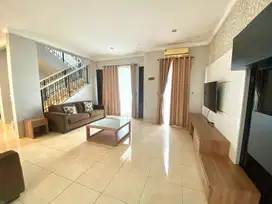 DIJUAL / DISEWAKAN RUMAH FULL FURNISHED ADA KOLAM RENANG