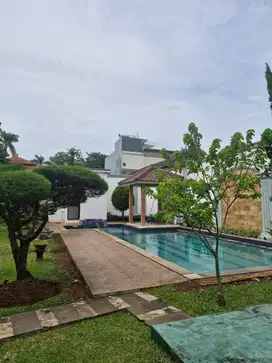 Rumah di Bukit Golf BSD ada Kolam Renang Pribadi Semi Furnish Modern