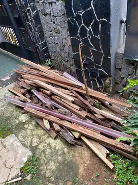Kayu bekas plavon kena rayap